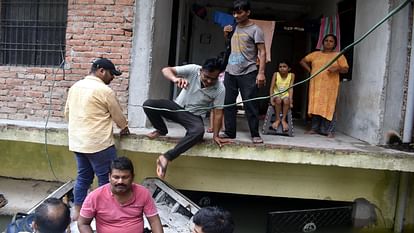 Prayagraj Flood: Problems increasing as water level decreases, more than five lakh people become refugees