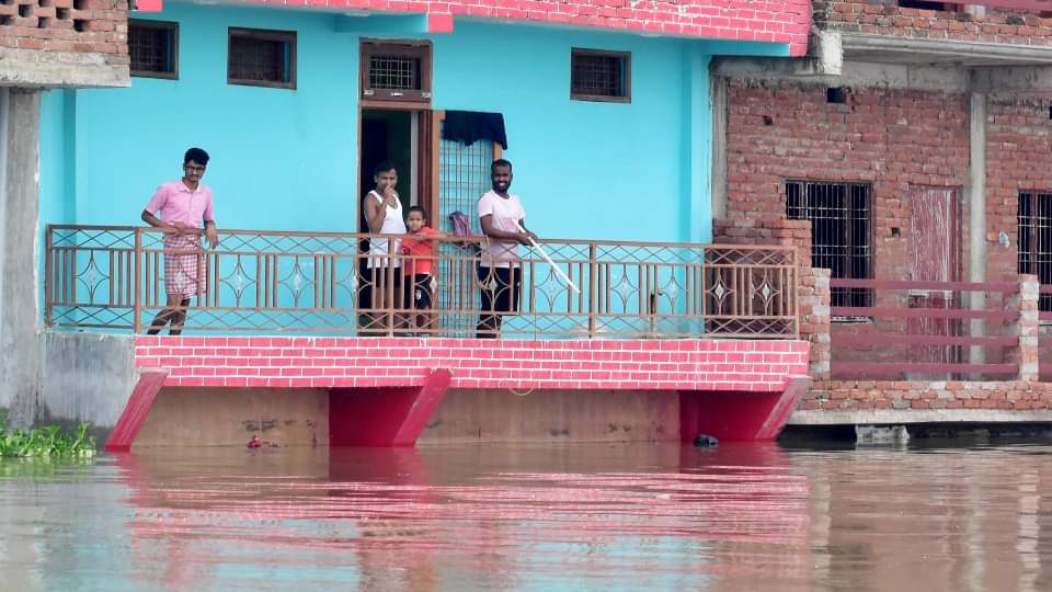 UP Prayagraj Floods Difficulties continue in Prayagraj due to the fall in the water level of Ganga and Yamuna