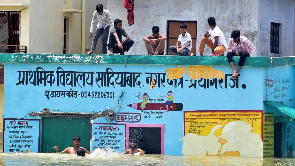 UP Flood Crisis 65,000 Displaced, 290 Areas Submerged in Prayagraj Helpless Families Plead for Aid