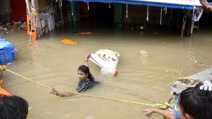 Prayagraj Flood: The ration at home got over, when the situation of starvation came, we got a boat