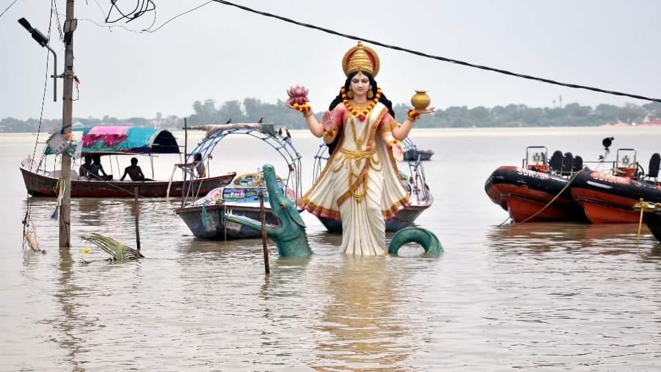 UP Prayagraj Floods Difficulties continue in Prayagraj due to the fall in the water level of Ganga and Yamuna