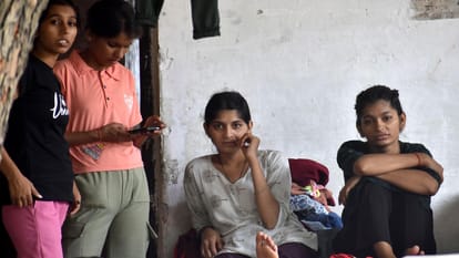 Prayagraj Flood: The ration at home got over, when the situation of starvation came, we got a boat