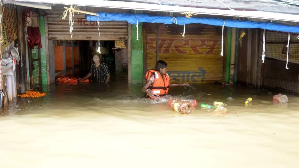UP Prayagraj Floods Difficulties continue in Prayagraj due to the fall in the water level of Ganga and Yamuna
