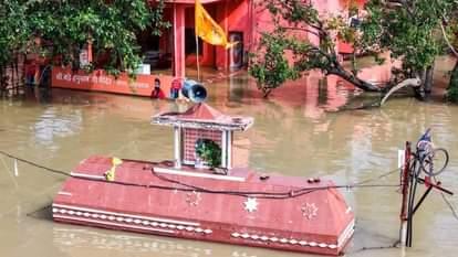 बाढ़ के पानी में डूबा संगम स्थित बडे़ हनुमान मंदिर का परिसर