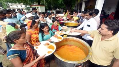 राहत शिविर में भोजन करते शरणार्थी।