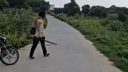 हाथ में राइफल लिए आरोपी।