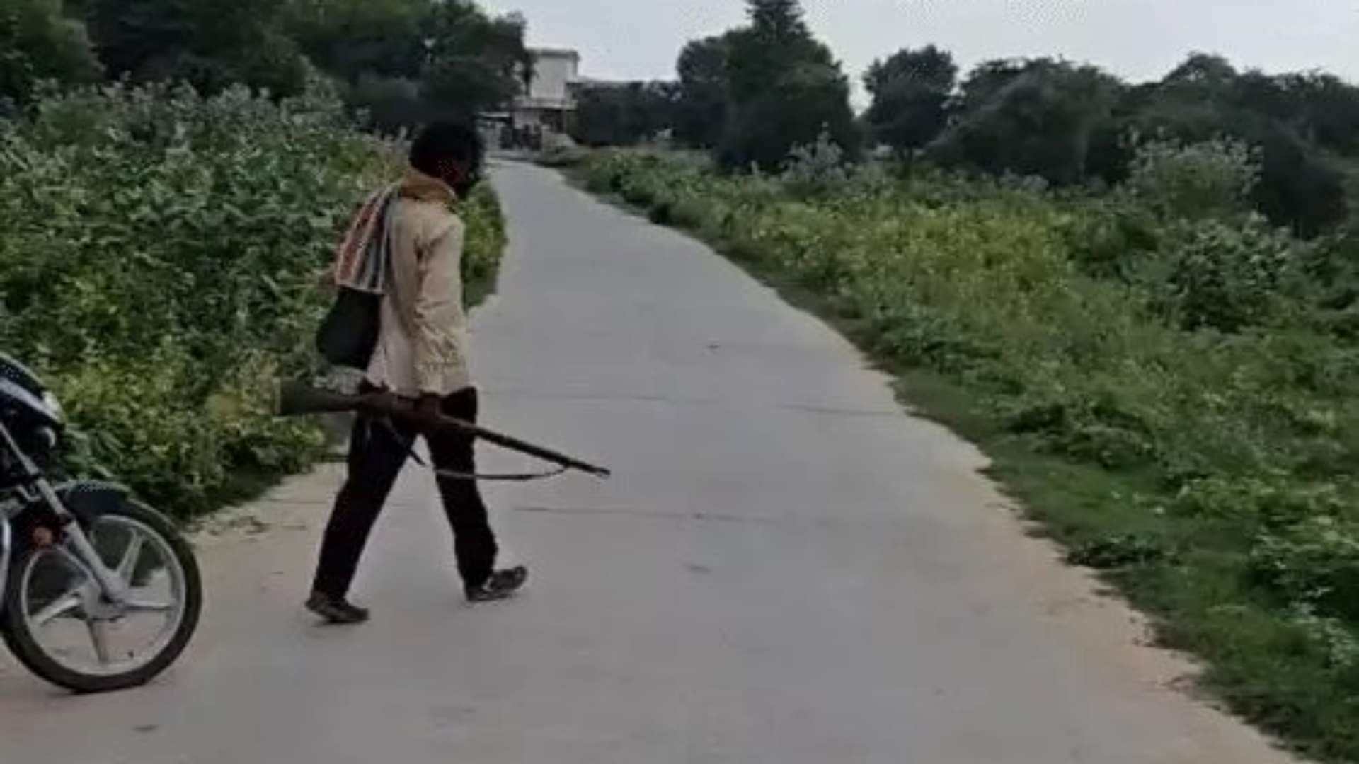 हाथ में राइफल लिए आरोपी।