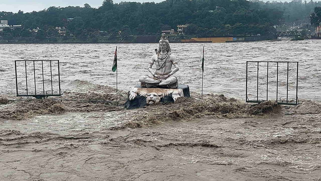 Heavy rains Chardham Yatra affected passengers stopped at many places150 tourists rescued in Valley of Flowers