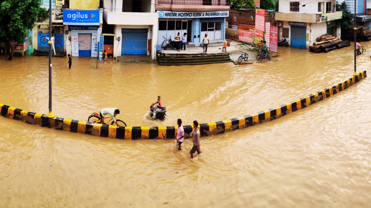 Electricity Crisis 13 substations surrounded by floods five thousand houses not have electricity