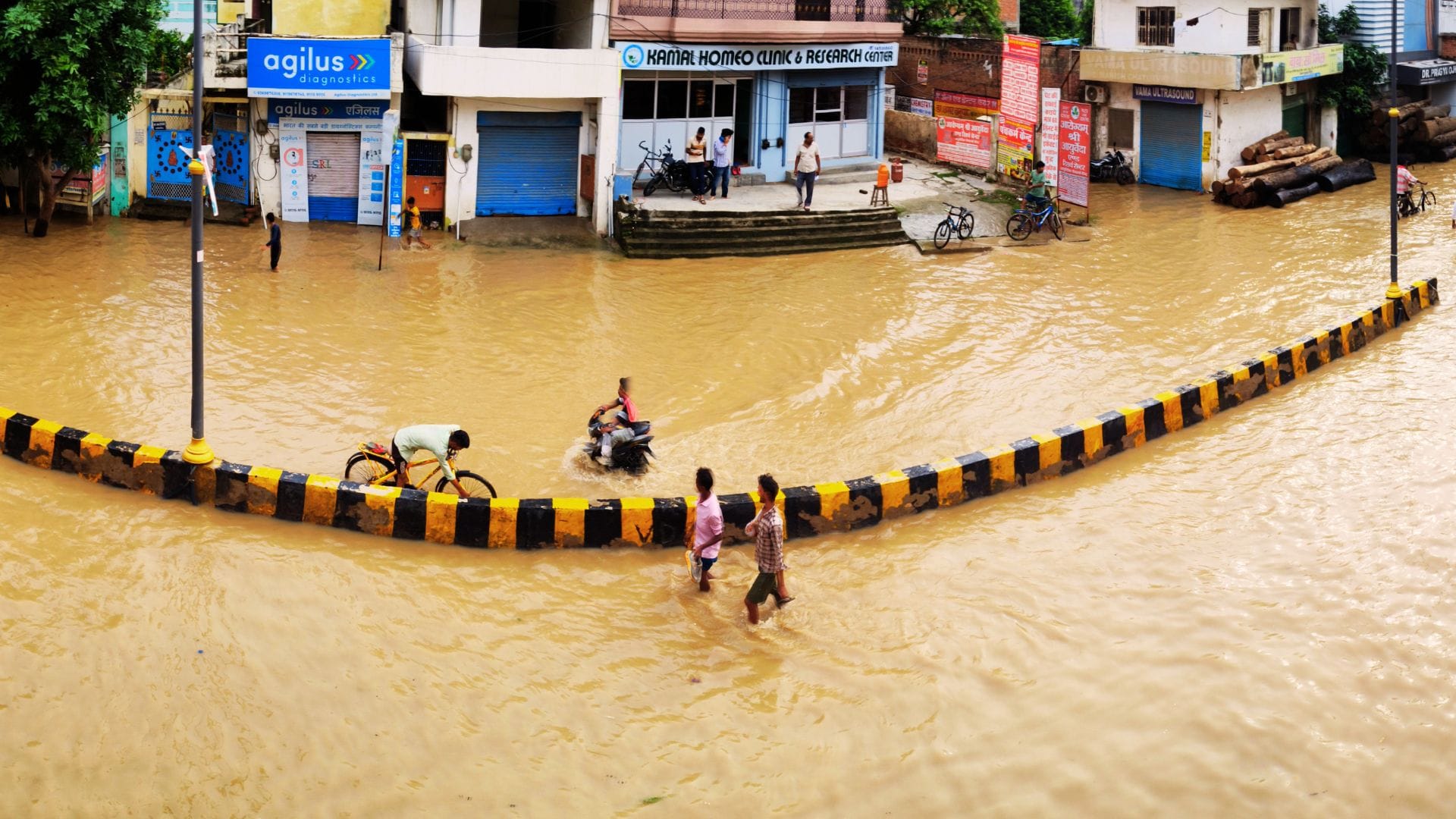 Flood Alert Only three bodies were cremated at Manikarnika traffic stopped on Nakkhighat bridge