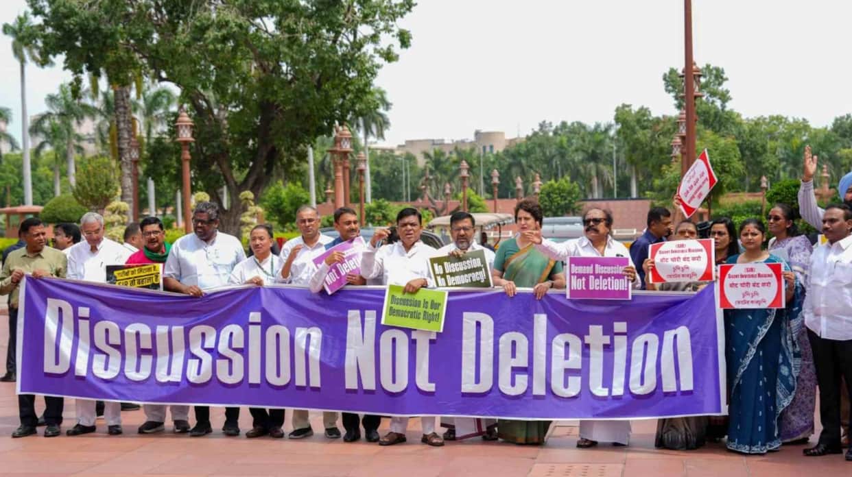 INDIA bloc MPs protest in Parliament against Bihar voter roll revision News In Hindi