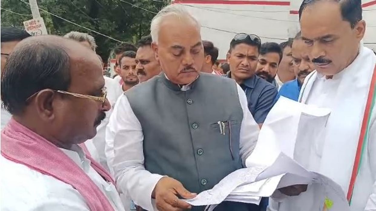 Former SP MLA accused the police of occupying the land in Shahjahanpur