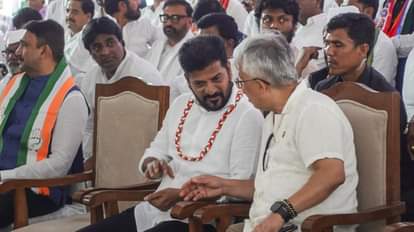 दिल्ली में प्रदर्शन के दौरान तेलंगाना के सीएम रेवेंत रेड्डी