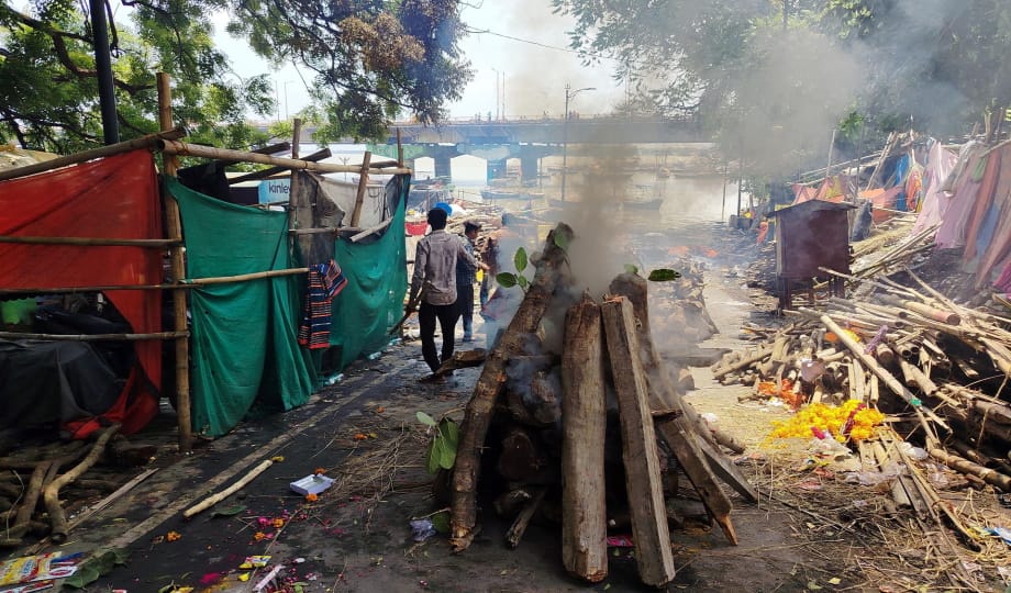 Prayagraj Flood flood made the last journey difficult, even the electric crematorium gave up