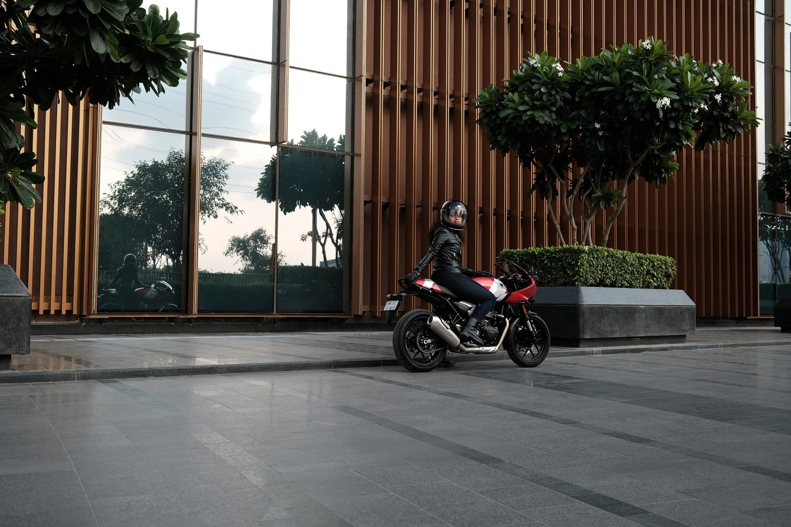 Triumph Thruxton 400 Cafe Racer Launched in India Know Price Features Specifications