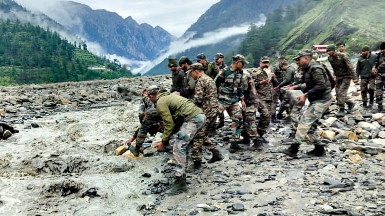 उत्तरकाशी में जलप्रलय: मलबे के बीच जिंदगी की तलाश...राहत-बचाव कार्यों में जुटे 225 से अधिक जवान, तस्वीरें