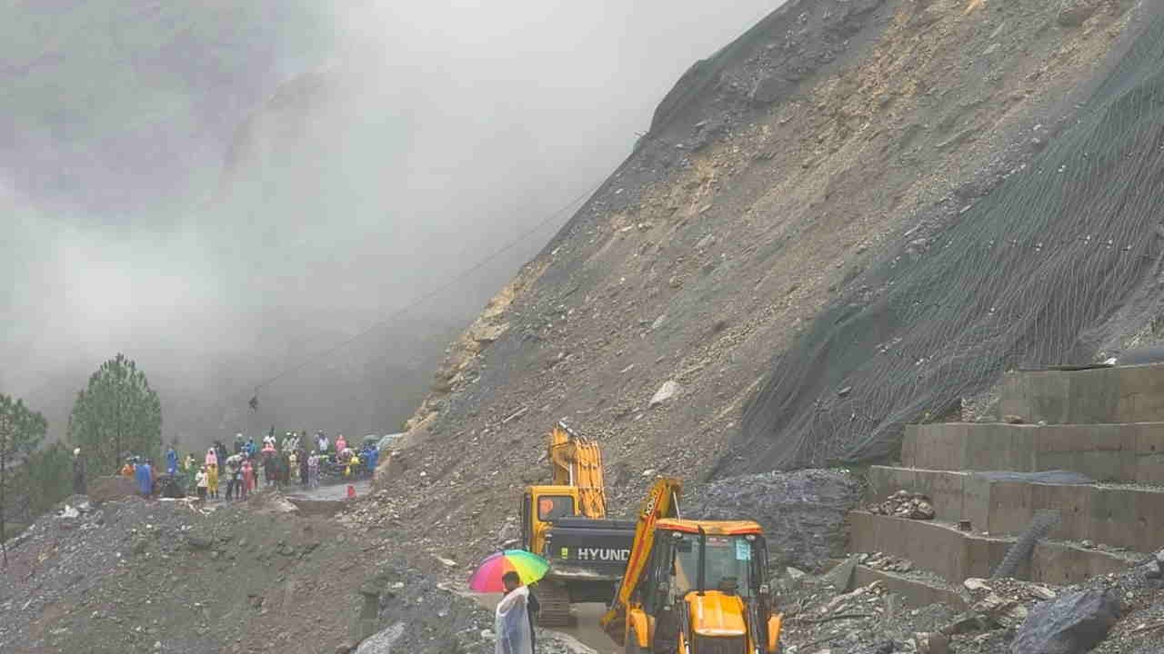 Heavy rains Chardham Yatra affected passengers stopped at many places150 tourists rescued in Valley of Flowers