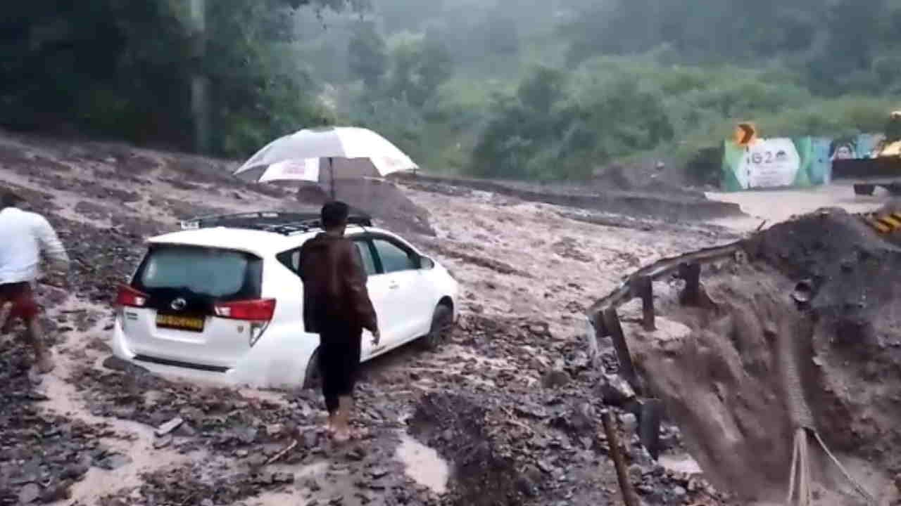 Heavy rains Chardham Yatra affected passengers stopped at many places150 tourists rescued in Valley of Flowers