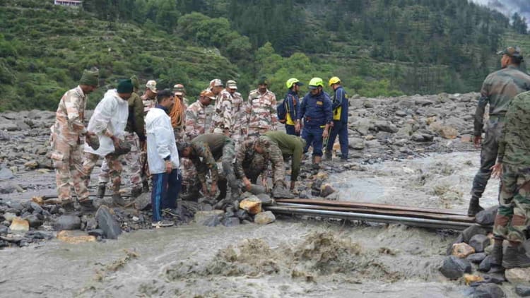 सेना पर भरोसा: उत्तरकाशी में बादल फटने के कहर के बाद हर तरफ मलबा, तबाही और चीखें, जवानों ने संभाला ऐसे मोर्चा