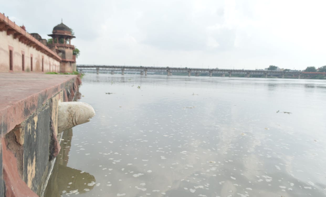 Yamuna in spate in Agra alert issued in low lying areas