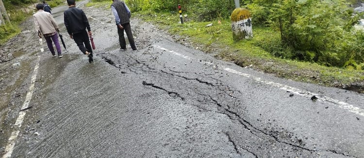 Uttarkashi: तीसरे दिन छोटे वाहनों के लिए खुला यमुनोत्री हाईवे, धंसी सड़क से जान जोखिम में डालकर जा रहे लोग