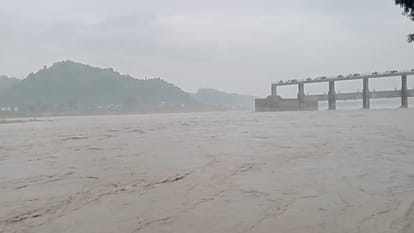 Himachal weather Update Heavy rain schools closed in many districts Yamuna river in spate in Paonta Sahib