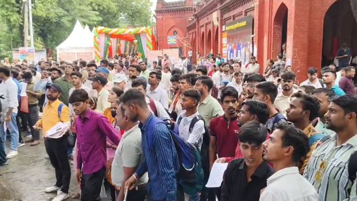Youth got jobs in the employment fair CM Yogi gave appointment letters in Bareilly