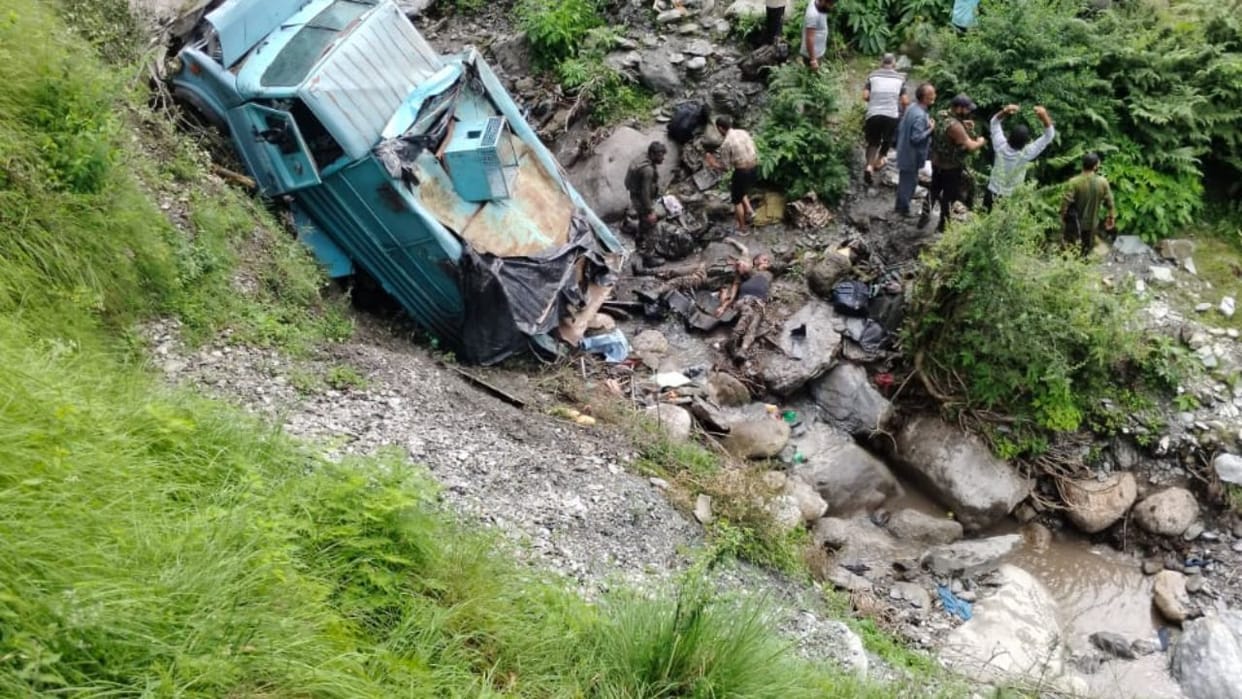 Jammu and Kashmir Major accident in Udhampur, bus full of CRPF jawans falls into a ditch