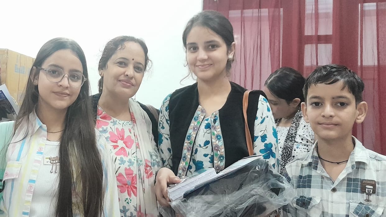 amar ujala medhavi chhatra samman: Taking inspiration from elder sisters, younger ones also became state toppe