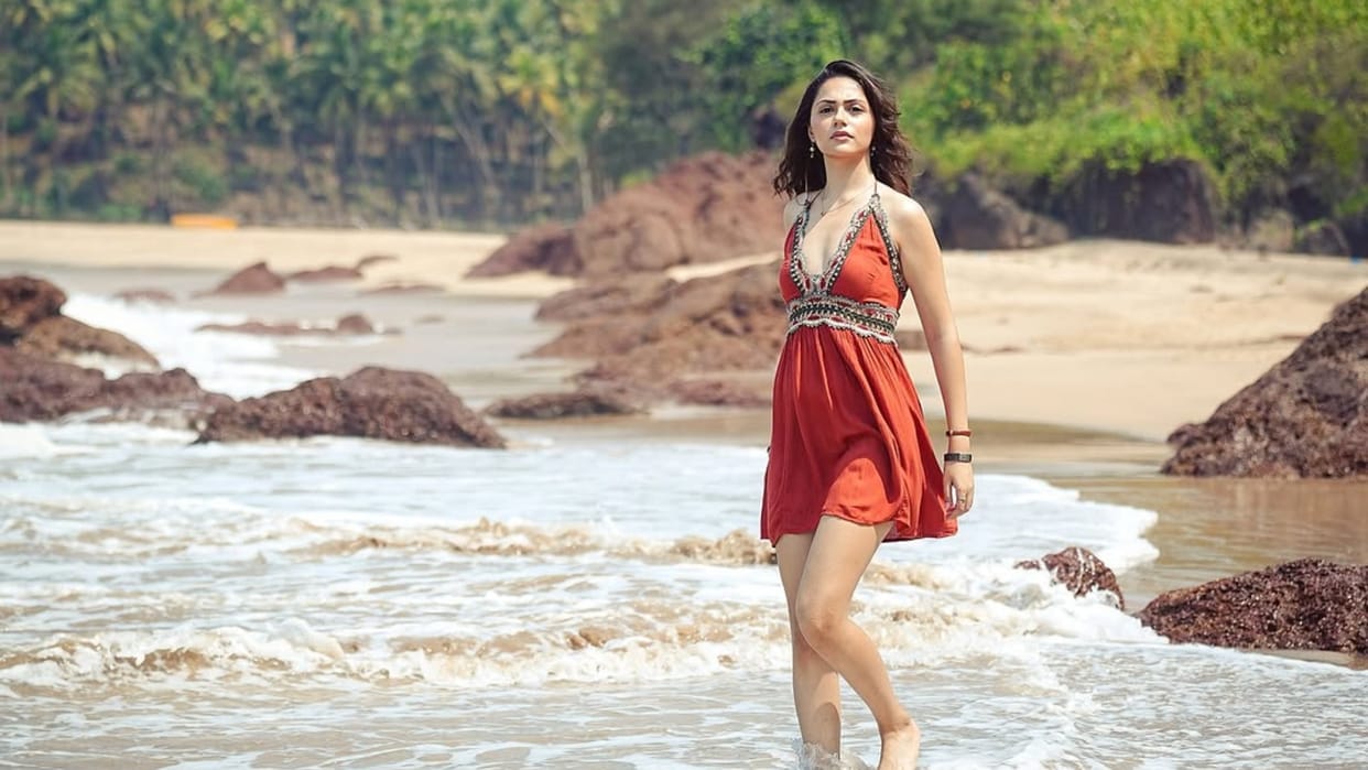 ahaan panday saiyaara actress Aneet Padda share love post on social media says daze is wearing off I love you