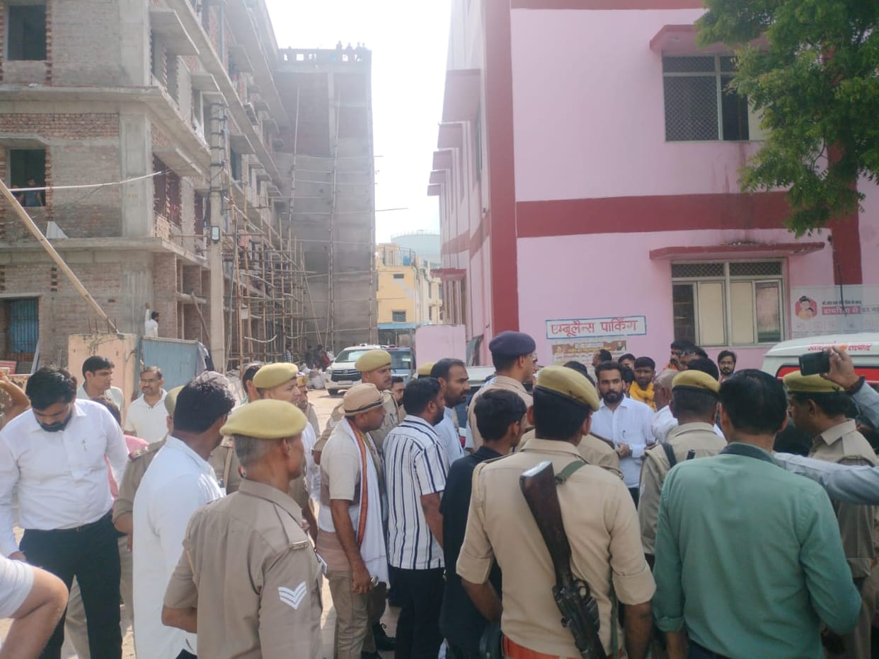 Mathura: Farmer poured petrol and set fire in front of Lekhpal and Kanungo who had gone to measure the land