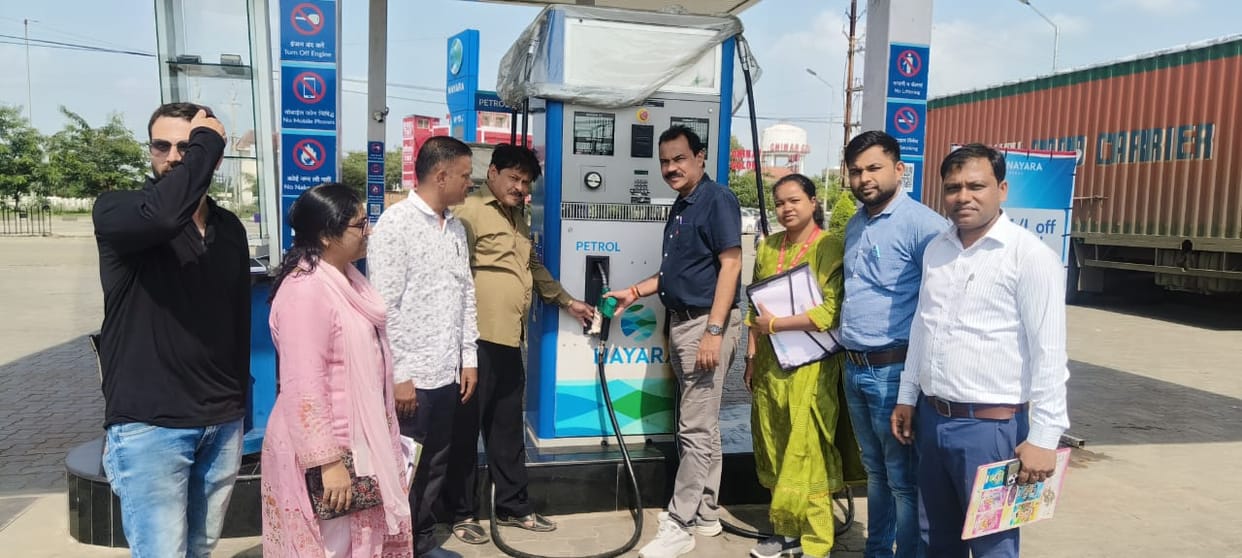 Bhopal: Two pumps sealed in Bhopal for filling petrol without helmet, action taken on the basis of CCTV camera