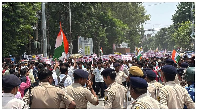 Bihar News : STET के अभ्यर्थी सड़क पर उतर कर रहे प्रदर्शन; सरकार को दी चेतावनी, कहा-STET नहीं तो वोट नहीं