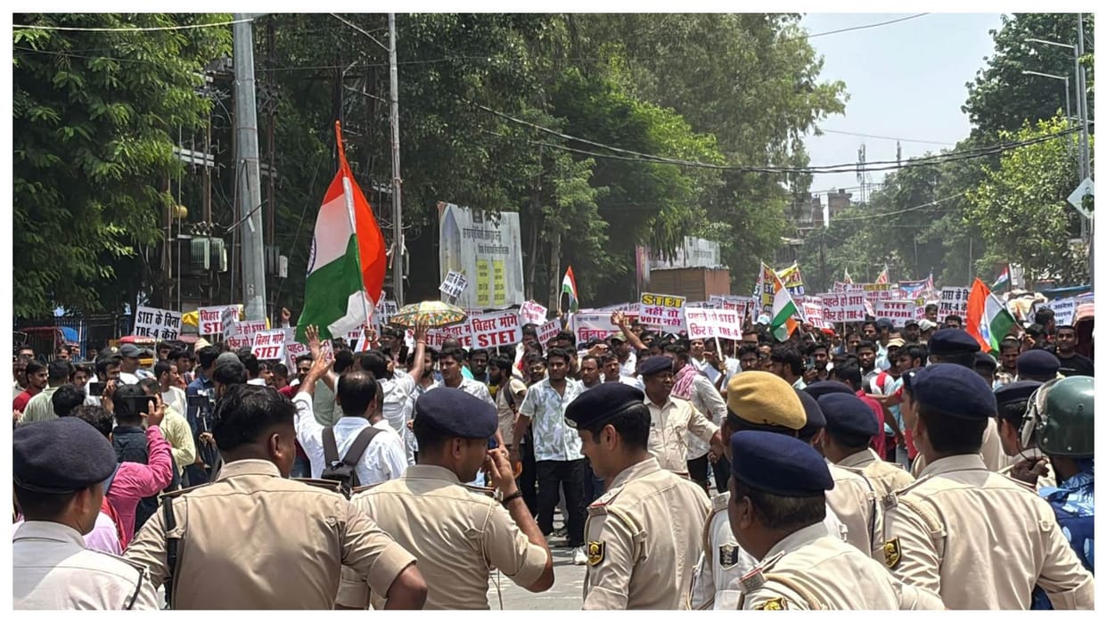 Bihar News : STET candidates protest on the road demanding to conduct the exam patna bihar