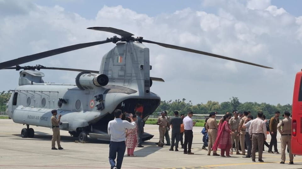 Uttarkashi Flood 112 people trapped in disaster were rescued from Chinook and MI-17 Helicopter To Dehradun