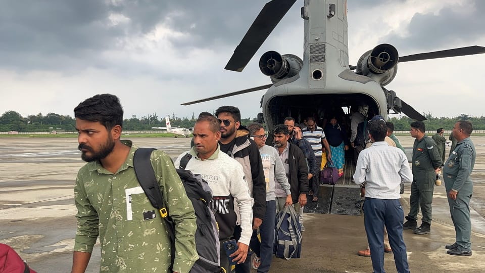 Uttarkashi Flood 112 people trapped in disaster were rescued from Chinook and MI-17 Helicopter To Dehradun