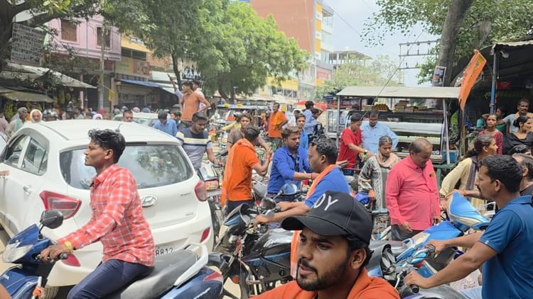 Bihar News: भोरे में स्कूल मर्जर से नाराज छात्र-छात्राओं का सड़क जाम, शिक्षकों के समझाने पर माने छात्र