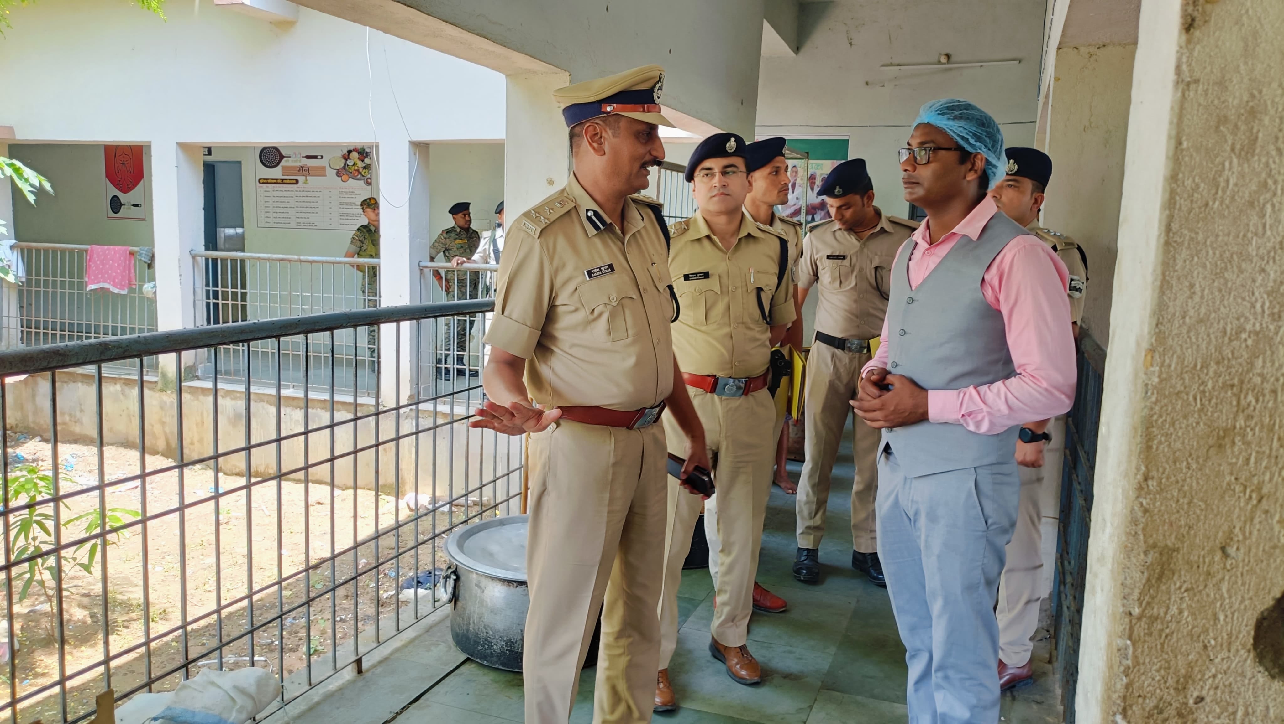डीआईजी ने पुलिस लाइन का किया निरीक्षण