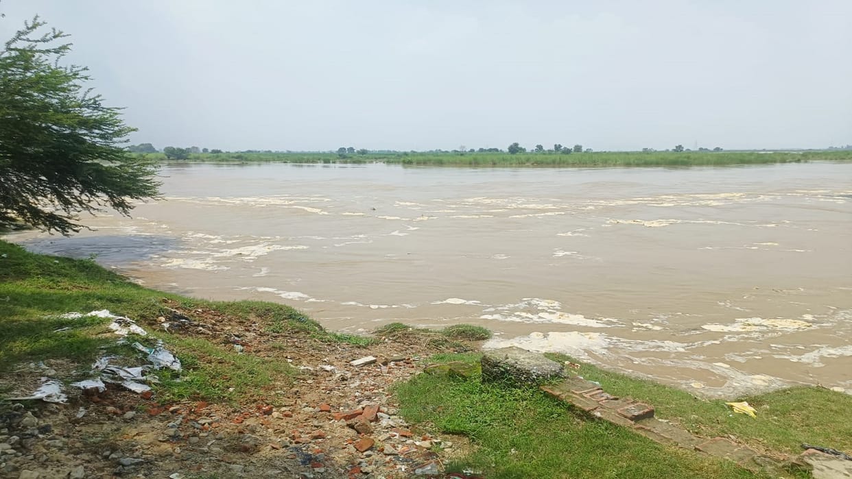 water level of Devha and Sharda rivers decreased people get relief in Pilibhit