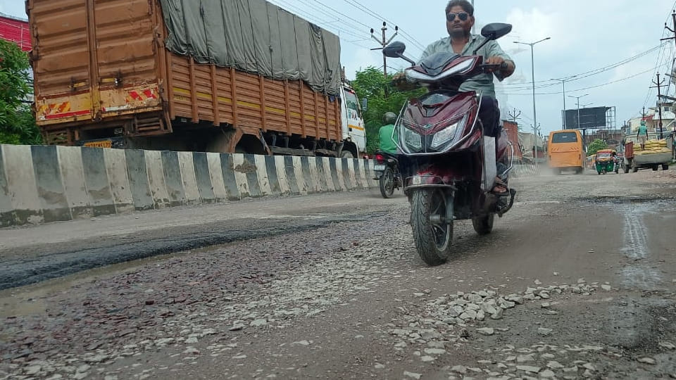 Kanpur: Rain stopped, gravel spread on the road, vehicle riders are getting injured every day