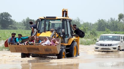 Bijnor: Bijnor's direct connection with Meerut cut off, highways submerged, 30 village filled with flood water