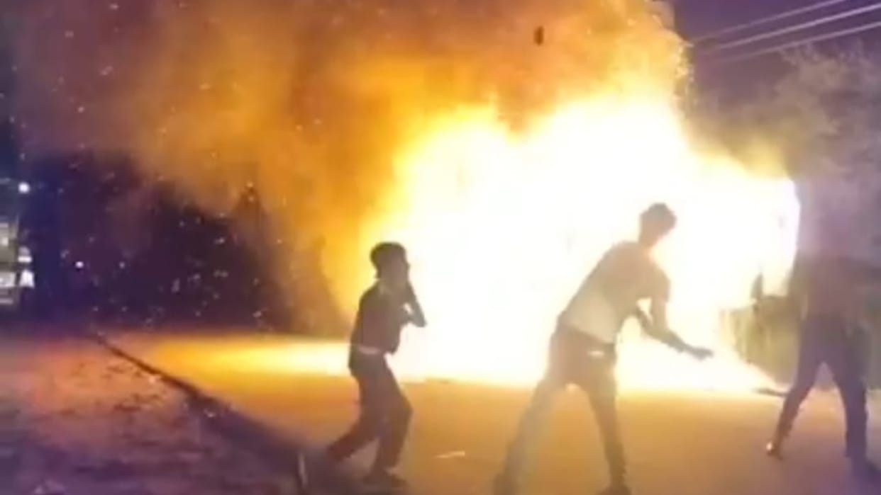 Kanwariyas set the DCM on fire after smelling the stench of meat in Bareilly