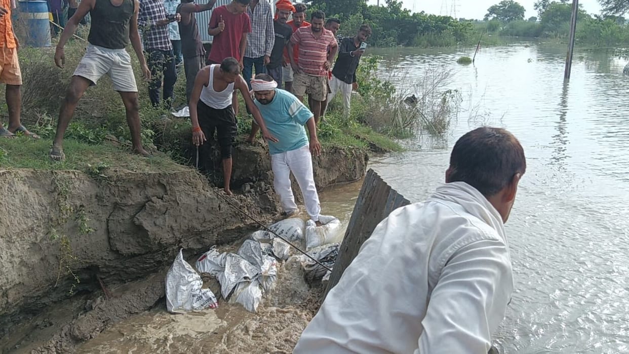 Flood in Ballia Leakage started on NH-31 due to flood of Saryu river