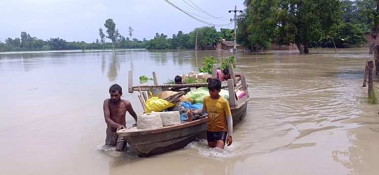 Flood in UP: अवध में बाढ़ और बारिश मचा रही तबाही, चार की मौत, गांवों में जलभराव से लोग पलायन को मजबूर