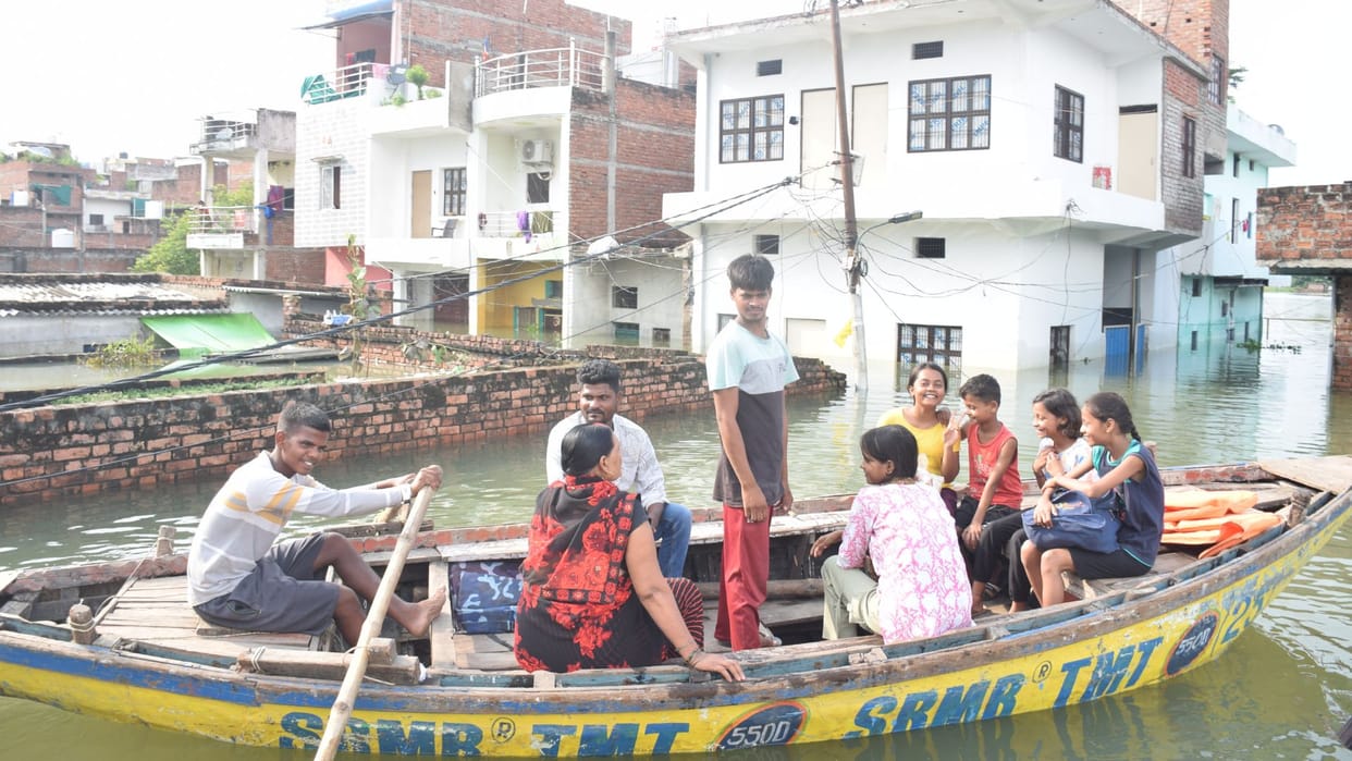 Flood in Varanasi Flowing in 90 villages 5000 people reached relief camps crops also destroyed