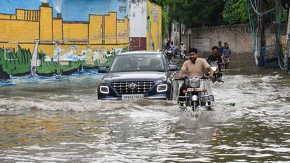Flood in Varanasi Flowing in 90 villages 5000 people reached relief camps crops also destroyed