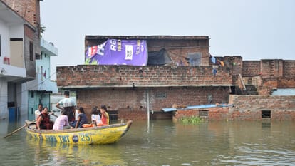 Flood in Varanasi Flowing in 90 villages 5000 people reached relief camps crops also destroyed