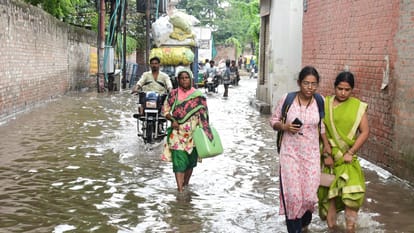 Flood in Varanasi Flowing in 90 villages 5000 people reached relief camps crops also destroyed