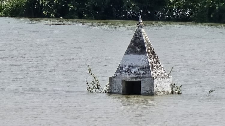 बदायूं में बाढ़: खतरे के निशान से ऊपर बह रही गंगा, 17 गांवों में भरा पानी, सड़कों पर ग्रामीणों का ठिकाना