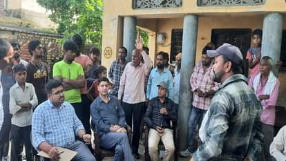 गांव फरौली में ग्रामीणों से बात कर बयान दर्ज करती जांच टीम